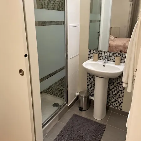 Habitación en casa particular Cosy With Private Shower - 5 Min Disneyland *