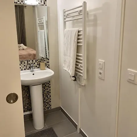 Habitación en casa particular Cosy With Private Shower - 5 Min Disneyland