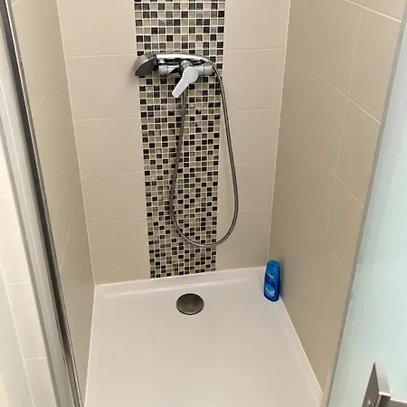 Habitación en casa particular Cosy With Private Shower - 5 Min Disneyland *